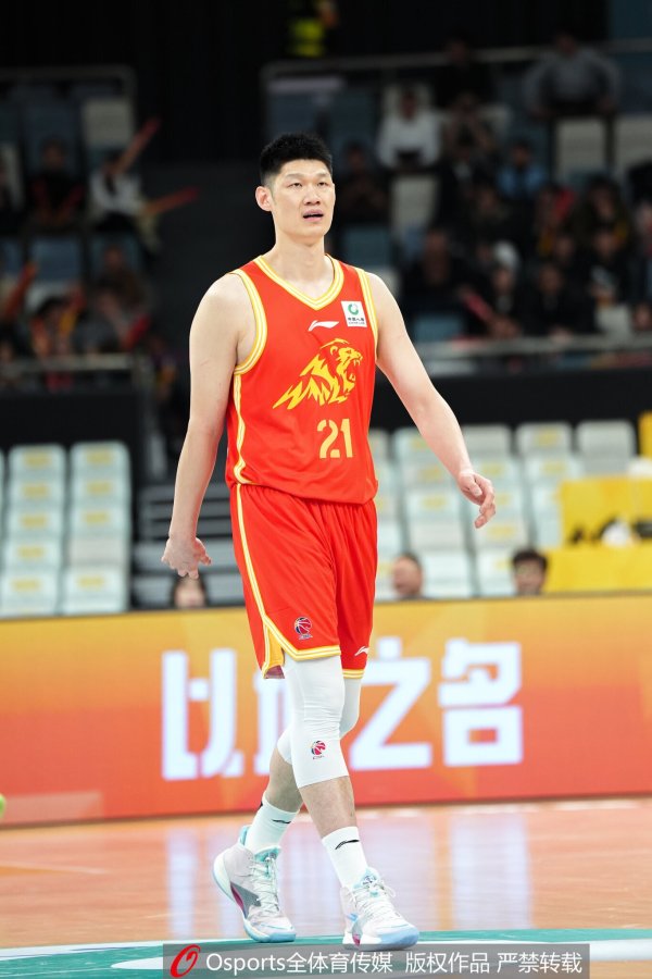 配资资讯专业网 定海神针！胡金秋13中11砍下28分8板 正负值+13